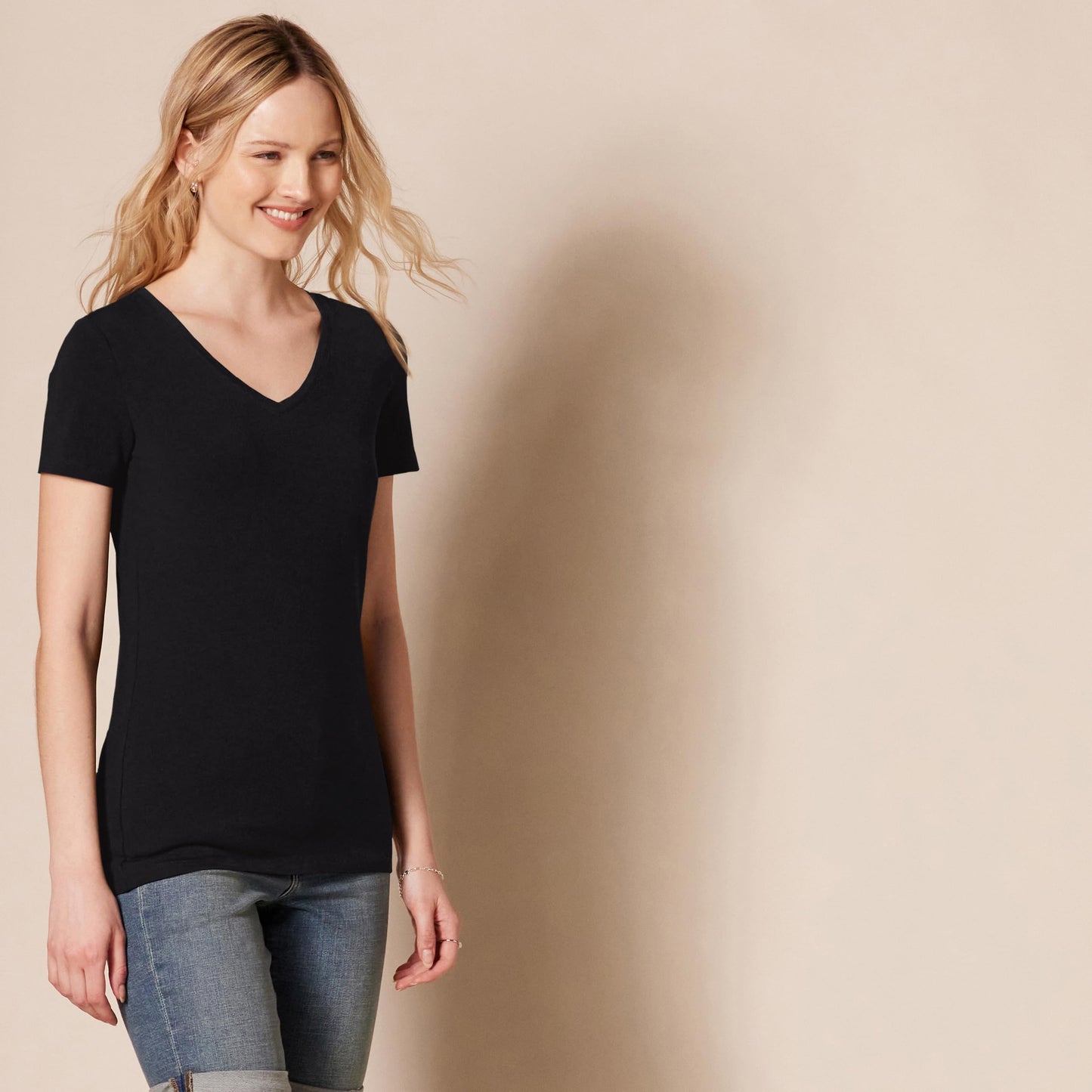 Amazon Essentials Women's Regular-Fit Short-Sleeve V-Neck T-Shirt, Pack of 2, Black/White, X-Small
