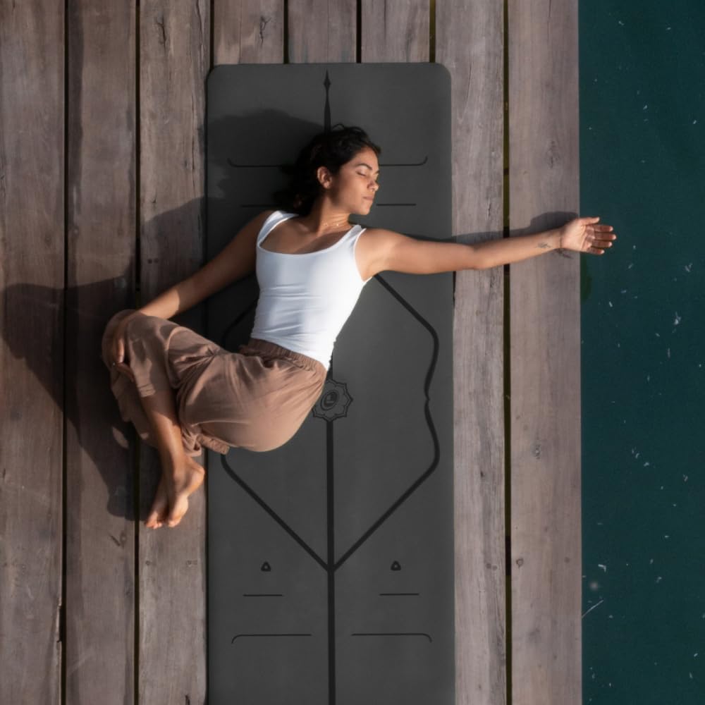 Liforme Original Yoga Mat – Free Yoga Bag Included - Patented Alignment System, Warrior-like Grip, Non-slip, Eco-friendly, sweat-resistant, 4.2mm thick mat for comfort - Grey