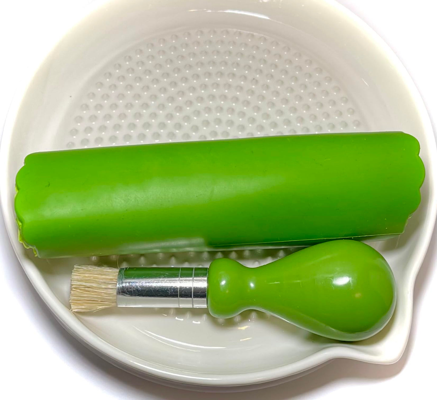 BonCera, Premium Ceramic Garlic Grater Plate 3-Piece Set - White Modern Design and Style - For Garlic, Ginger, Chocolate, and more! - Comes with 6.5" Plate, Peeler, and Brush