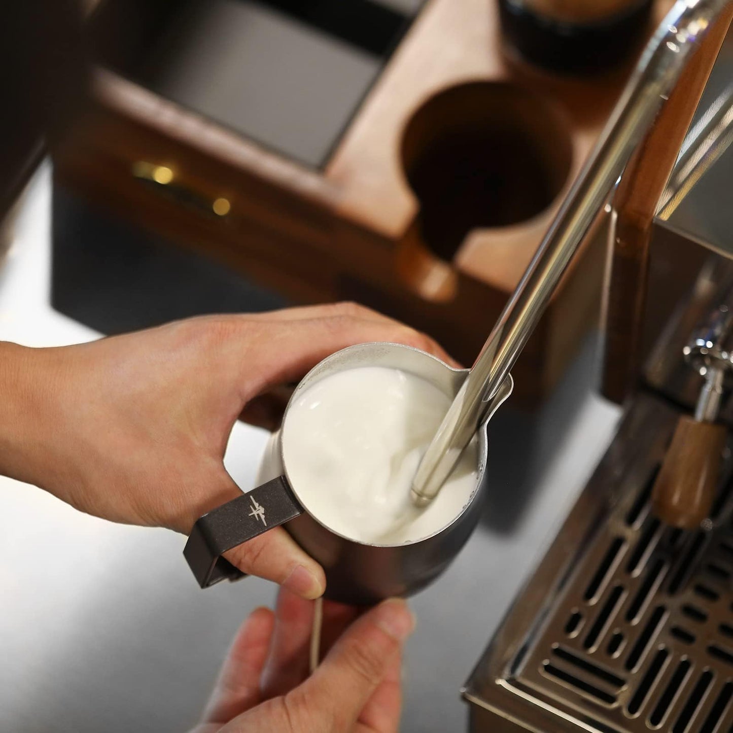 MHW-3BOMBER Milk Frothing Pitcher 450ml/15.2oz Milk Frother Cup Espresso Steaming Pitcher Stainless Steel Milk Frother Cup Barista Latte Art Round Spout Milk Jug P6001S