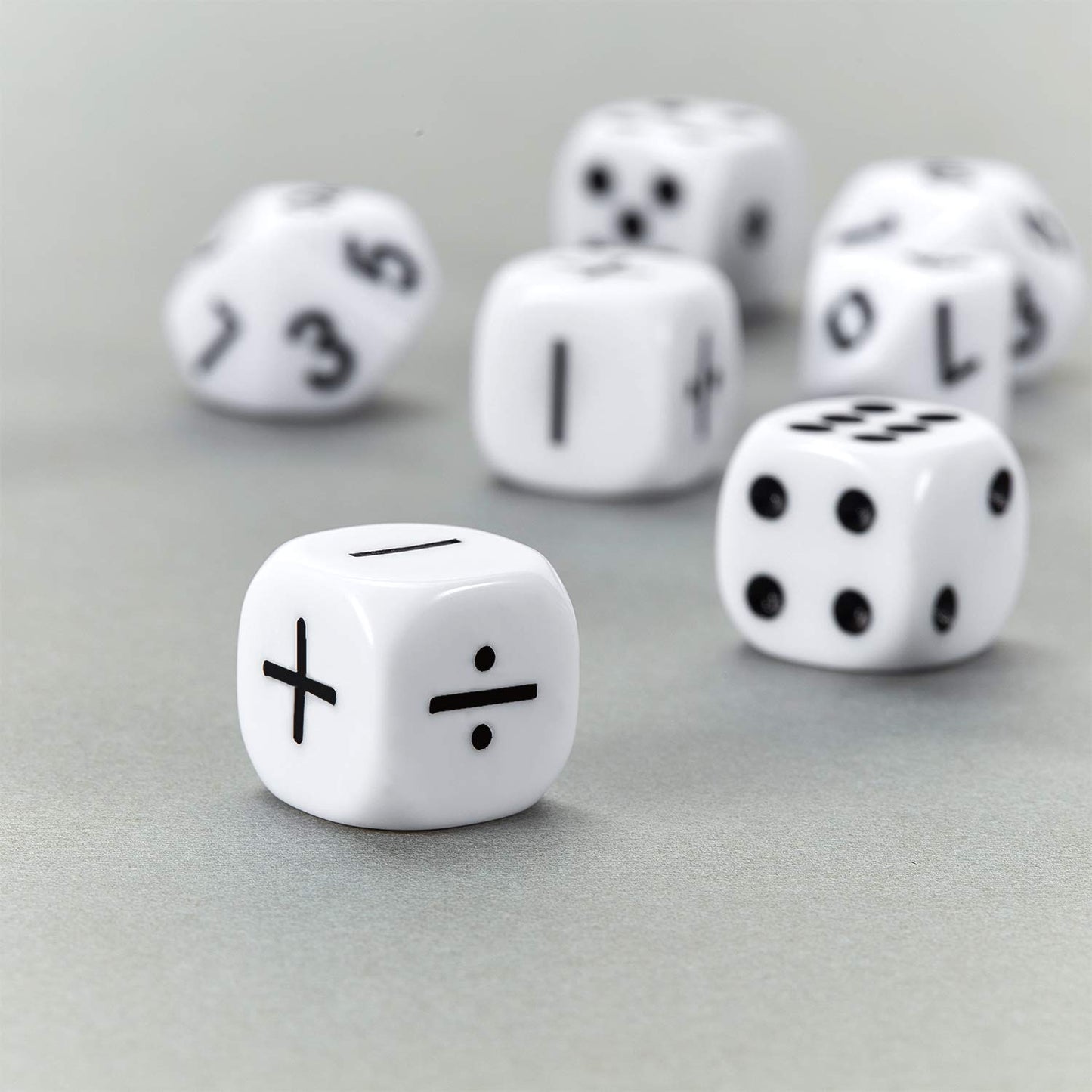 Gejoy 18 Pieces Teaching Dice Set, Include Math Operation, Number and Dot Dice for Math Teaching School Classroom Supplies