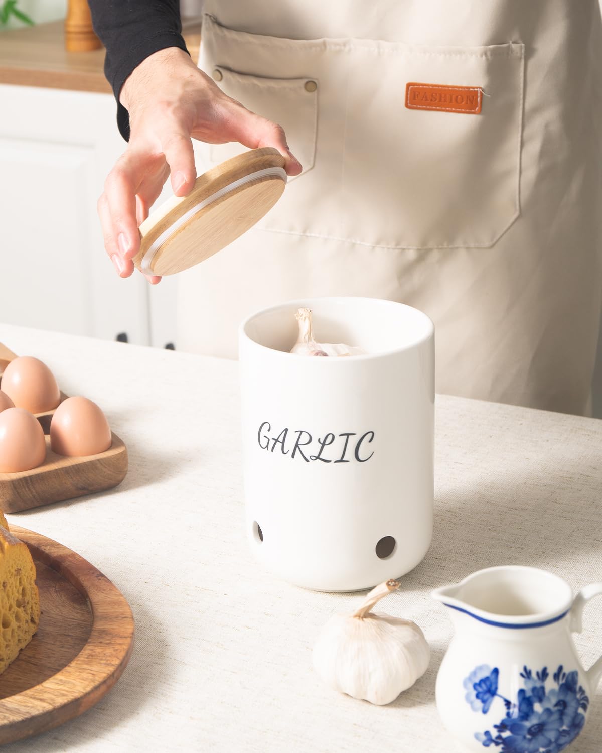 Magclay Ceramic Garlic Keeper with Lid, 40 Oz Large Garlic Holder, Garlic Storage Container, White with Black Text