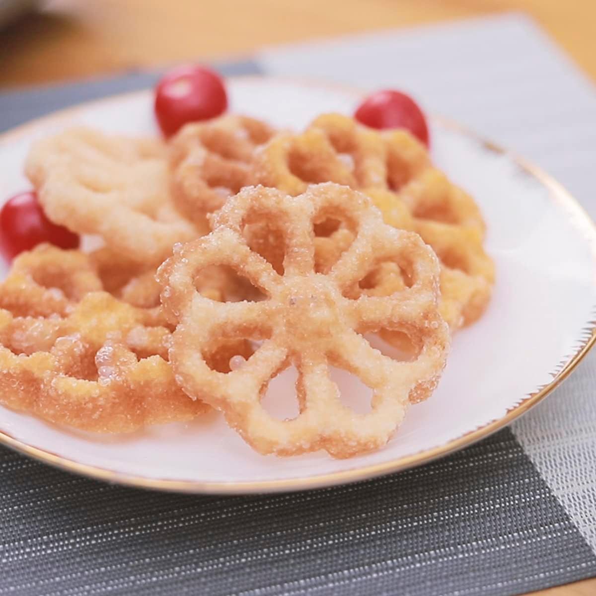 Bunuelos Mold with Handle, Aluminium Cast Waffle Molds Set for Rosette Cookies with 3 Interchangeable Heads