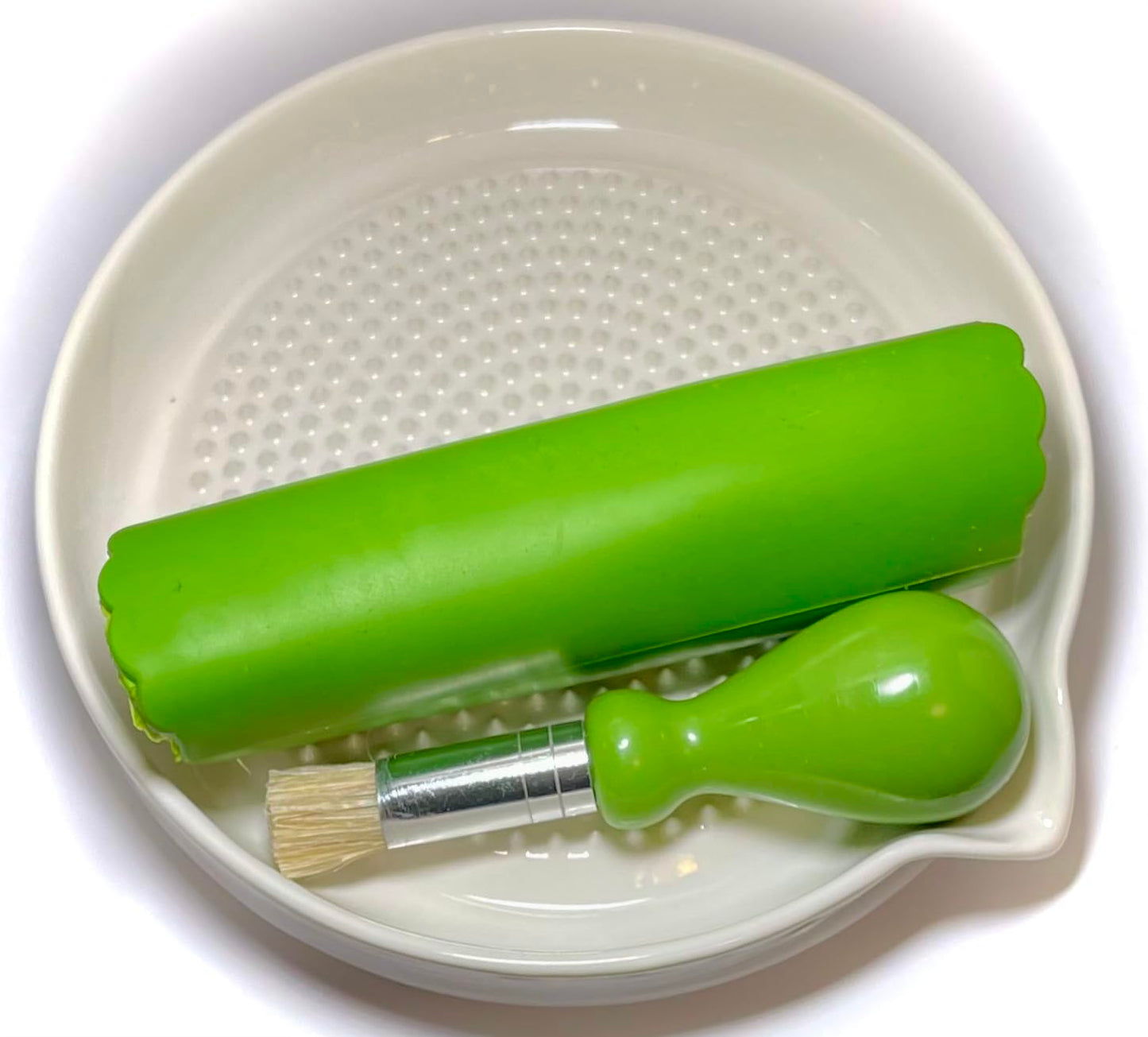 BonCera, Premium Ceramic Garlic Grater Plate 3-Piece Set - White Modern Design and Style - For Garlic, Ginger, Chocolate, and more! - Comes with 6.5" Plate, Peeler, and Brush