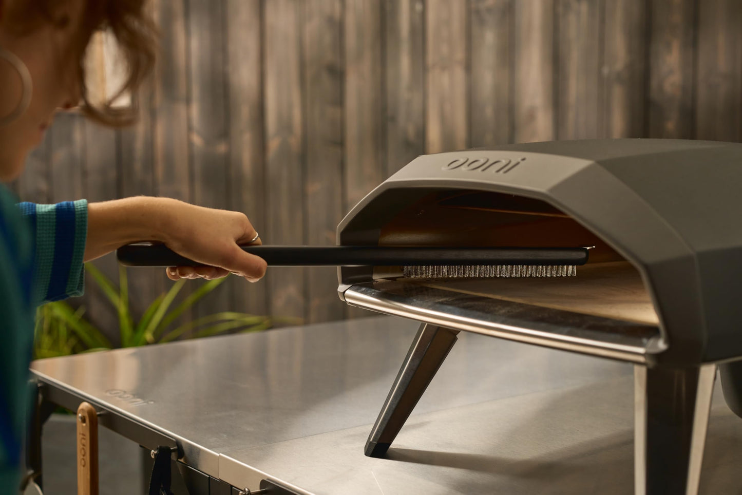 Ooni Wire Brush & Scraper – BBQ and Pizza Stone Cleaner, Grill Cleaner, Outdoor Cooking Tools, Barbecue Utensils - Short Handle