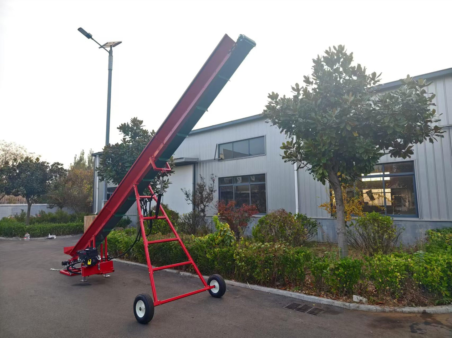 7HP Gas Firewood Conveyor 18FT Hydraulic Adjustable Height Wood Elevator with 9.25" PVC Anti-Slip Belt, Manual Pull Start, Trailer Hitch & Tires – Portable Log Conveyor for Farm, Home, Commercial Use