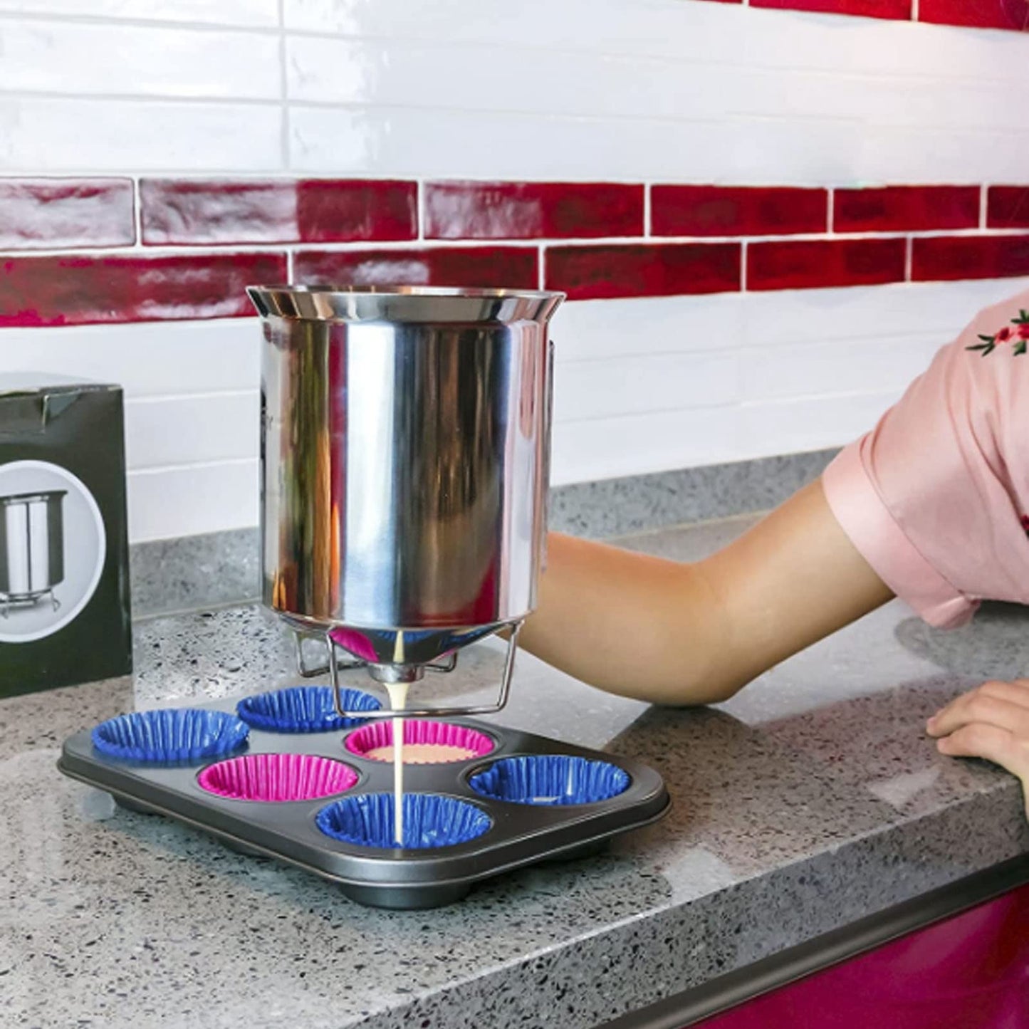 Stainless Steel Pancake Batter Dispenser with Funnel, 1000ml Squeeze Bottle for Pancakes, Cupcakes, Muffins, Crepes, and Waffles, Easy-Pour Baking Tool with Measurement Marks