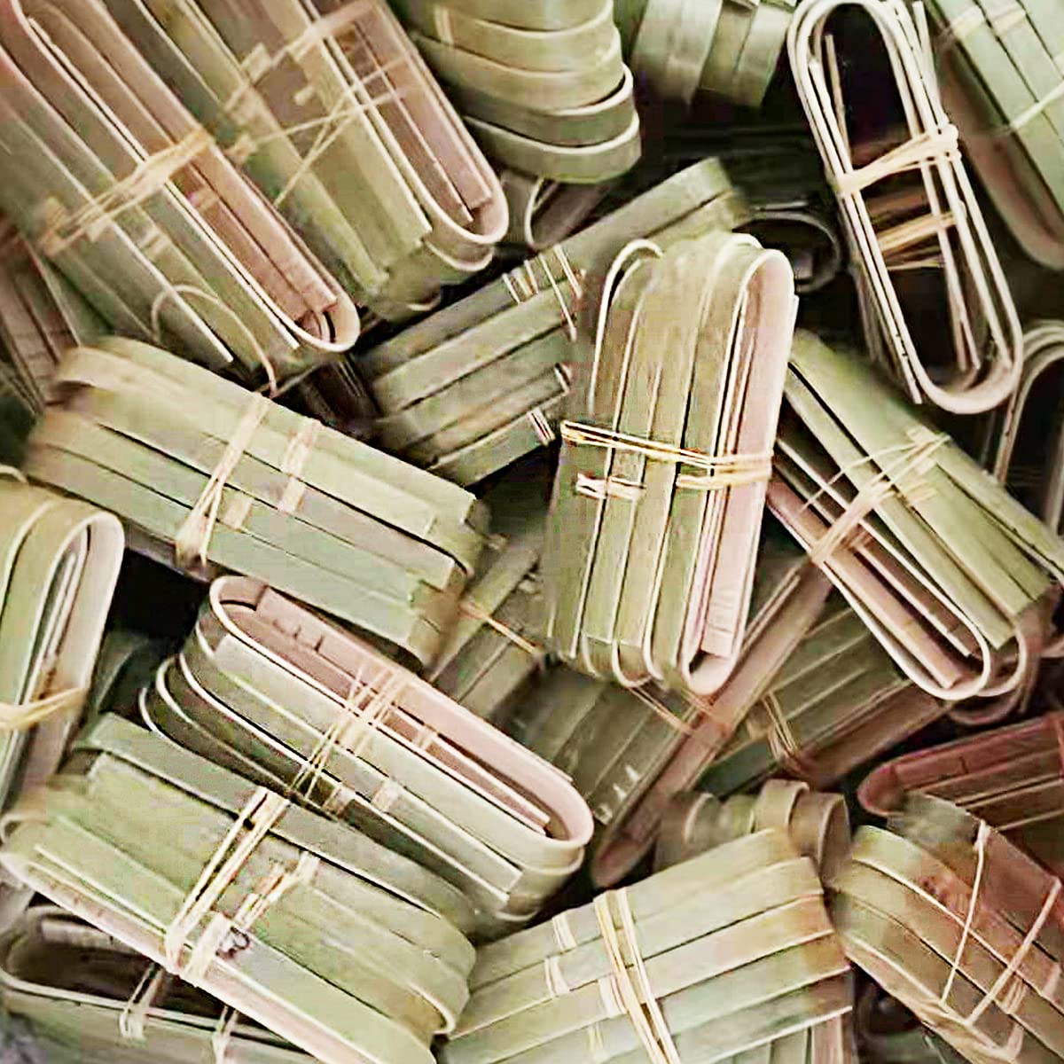 ROYHOO 100 Pack Bamboo Tongs Mini Bamboo Tongs Toaster Tongs for the Kitchen Cooking Tongs Teacup Clip Bread clip Roast Tongs, Green, 2.57, B-100