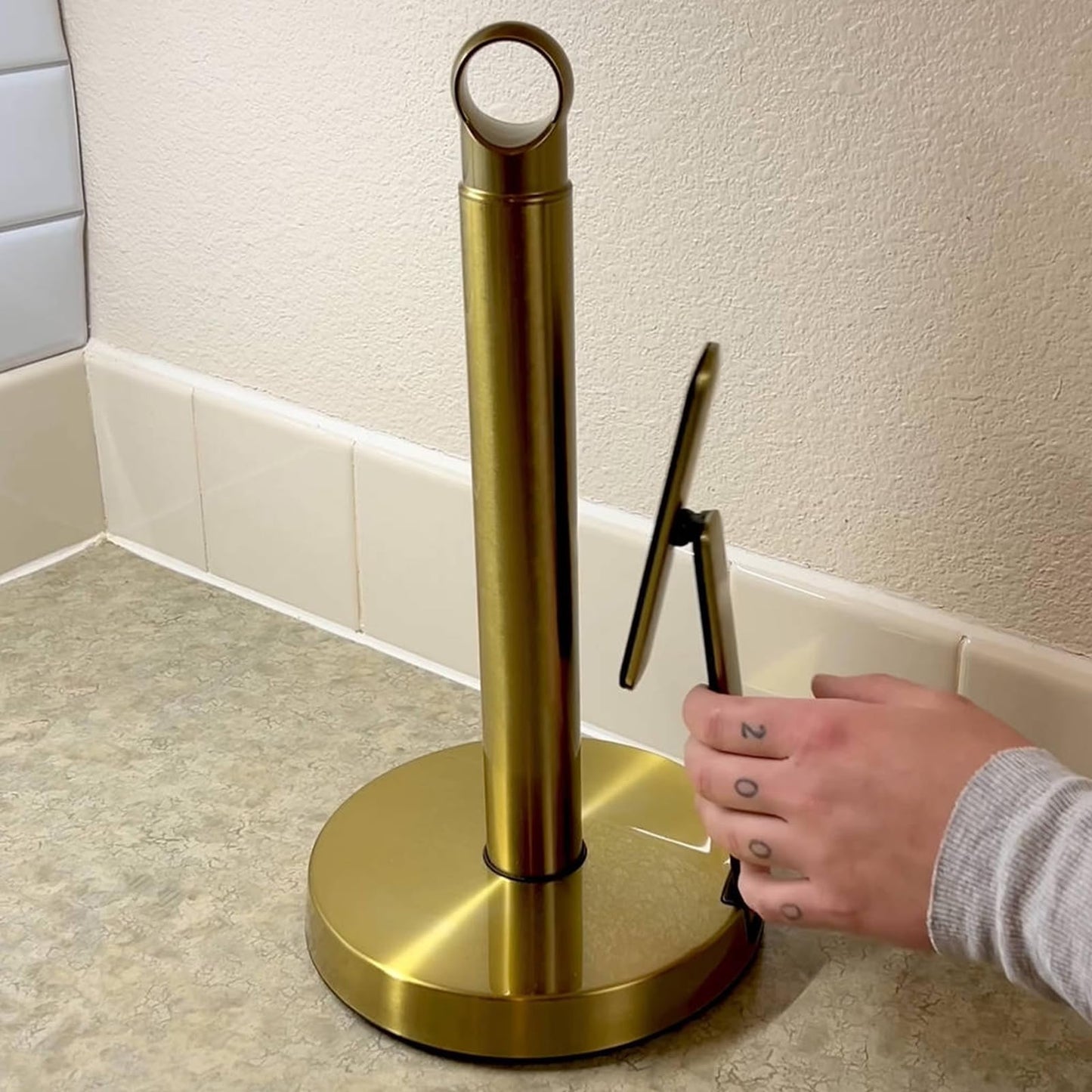 theaoo Heavy-Duty Stainless Steel Paper Towel Holder with Tension Arm – Easy One-Handed Tear, Modern Standing Countertop Dispenser for Kitchen, Holds All Paper Towel Rolls (1, Gold)