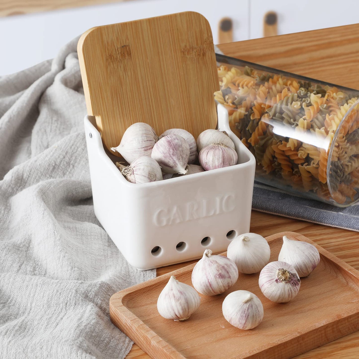 ONTUBE Garlic Keeper with Lid, Ceramic Garlic Holder Storage, Garlic Container for Kitchen, Garlic Saver to Keep Your Garlic Cloves Fresh Longer 4.7-Inch (White)