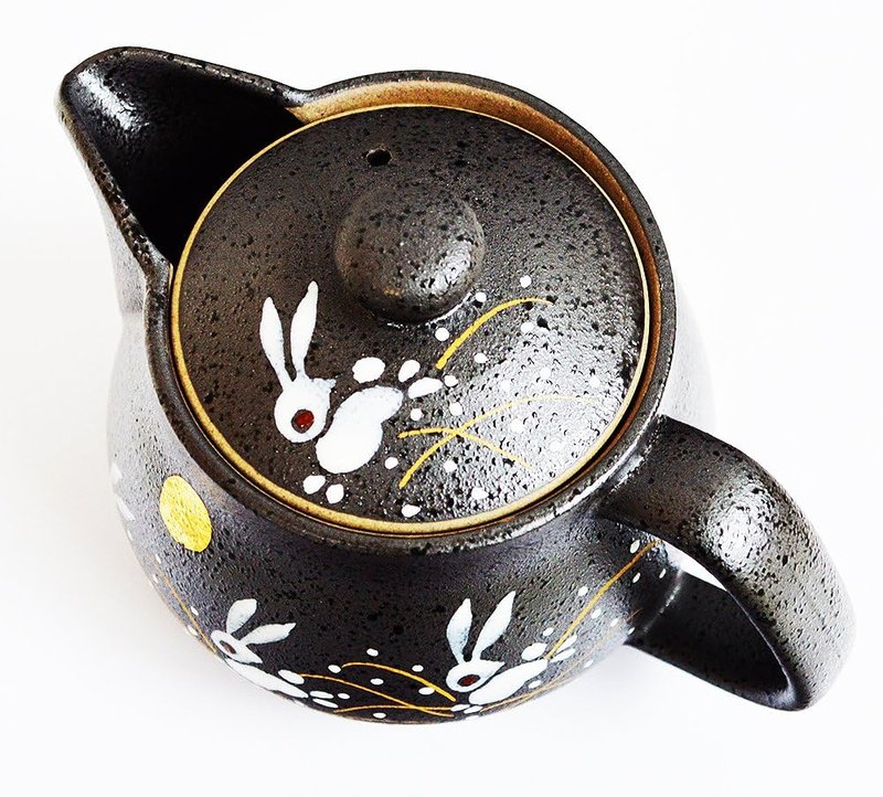 I rabbit Kutani pottery teapot pot (with tea strainer)