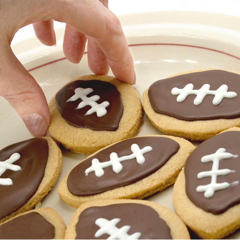 Football Cookie Cutters 2 PCS, with Jersey, 3.5'' (Football)