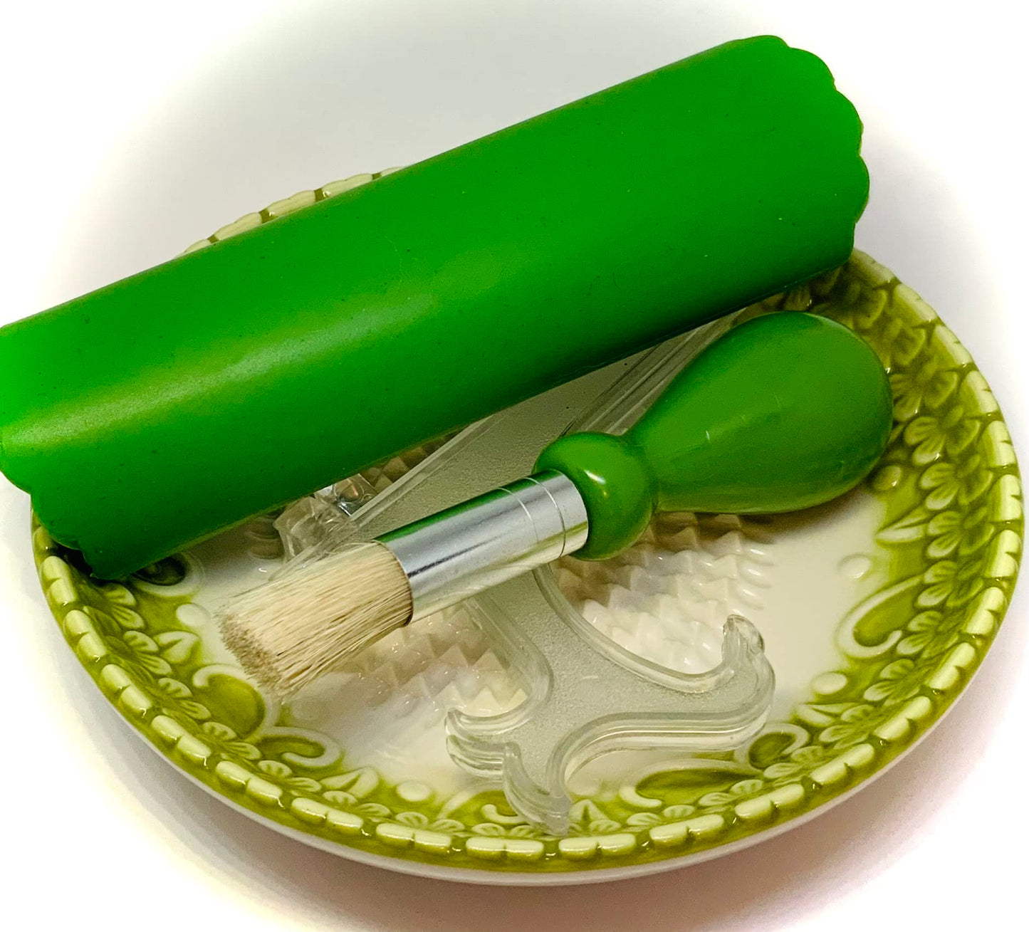 BonCera, All-in-one Premium Ceramic Garlic Grater Plate 4-Piece Set - Green Embossed Design and Style - For Garlic, Ginger, Chocolate, and more! - Comes with 5.25" Plate, Peeler, Brush, and Stand