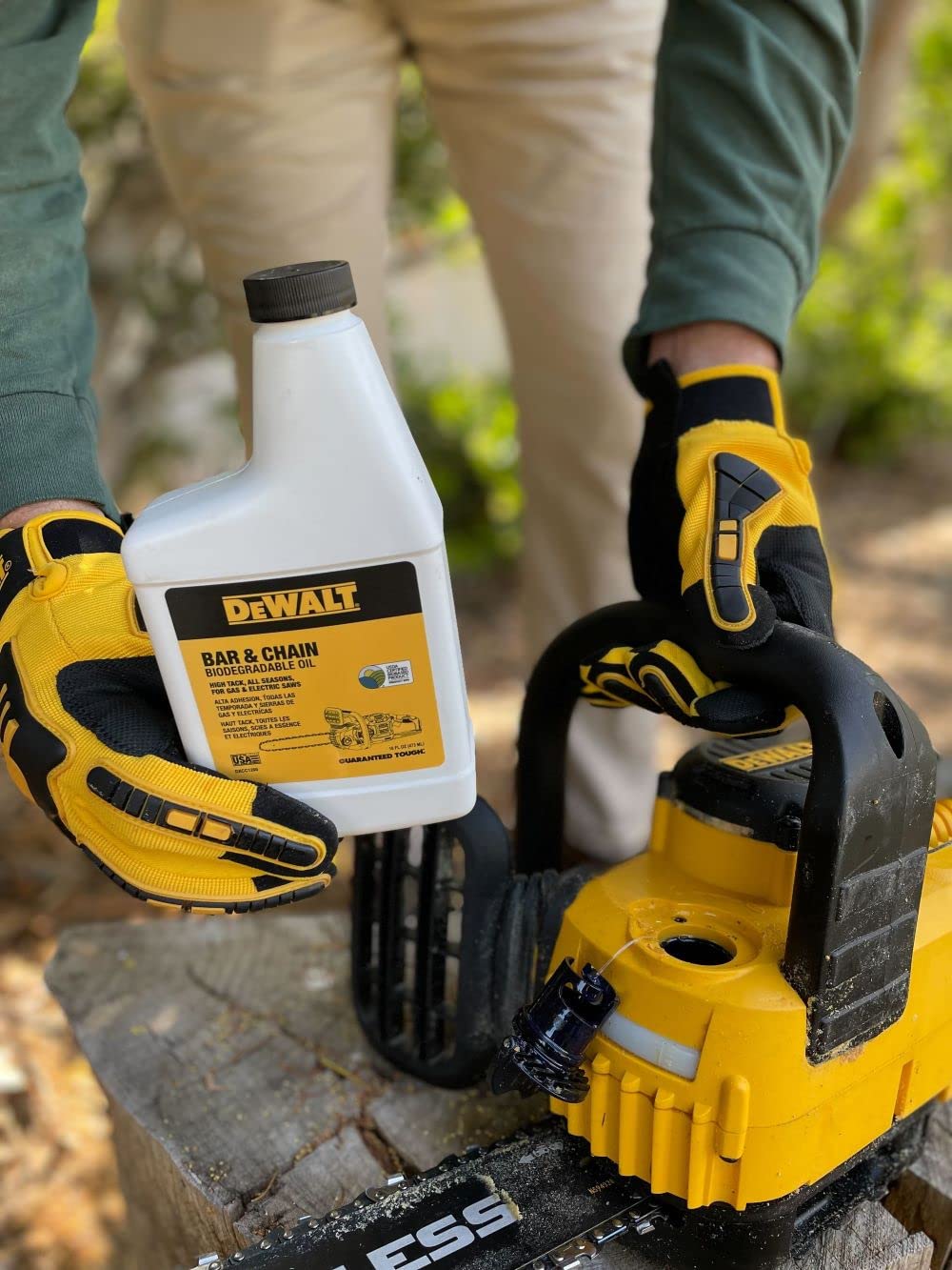 (32 oz 2)) DEWALT Biodegradable Bar & Chain Oil Green, Eco-Friendly, Non-Toxic Professional Bar & Chainsaw Lubricant