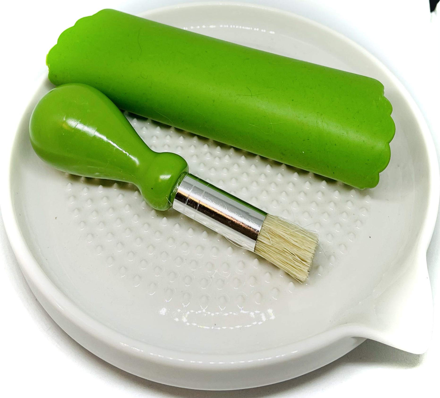 BonCera, Premium Ceramic Garlic Grater Plate 3-Piece Set - White Modern Design and Style - For Garlic, Ginger, Chocolate, and more! - Comes with 6.5" Plate, Peeler, and Brush