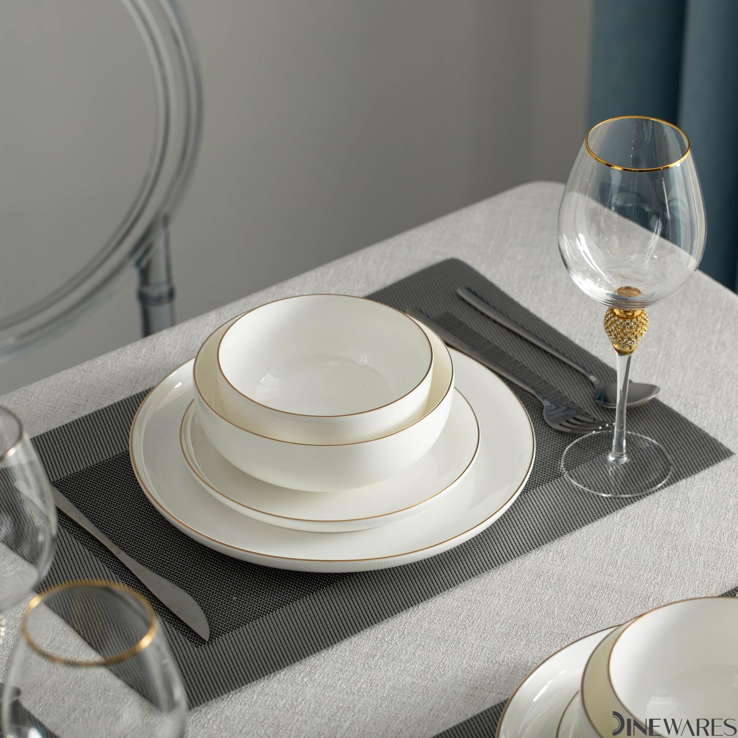 Perlaceo Luxurious Collection of 32-Piece White with Gold Rim Bone China Dinnerware Set - Lightweight and Durable - Service for 8, Including Dinner Plates, Salad Plates, and Cereal or Soup Bowls