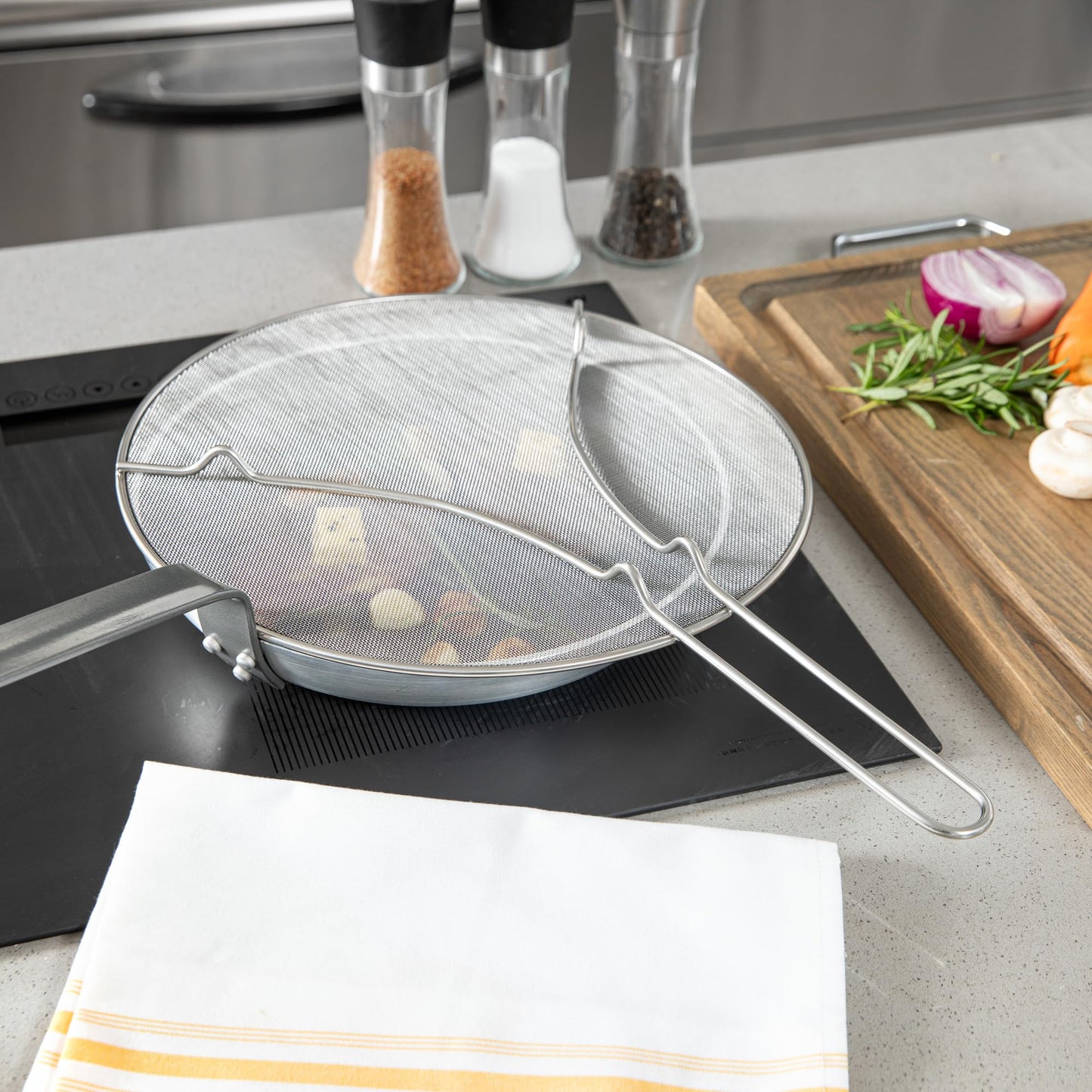 Restaurantware Splatter Screen 1 Count 13" Fine Mesh Cover Stainless Steel Splatter Guard with Resting Feet Cooking Protector for Frying Pan, Cooking Pots, Saute, Grease and Oil, Kitchen Tool