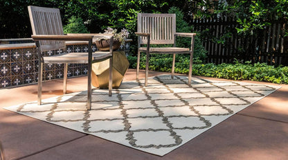 Unique Loom Outdoor Trellis Collection Area Rug - Raised Trellis (2' 2" x 3' 1", Beige/Brown)