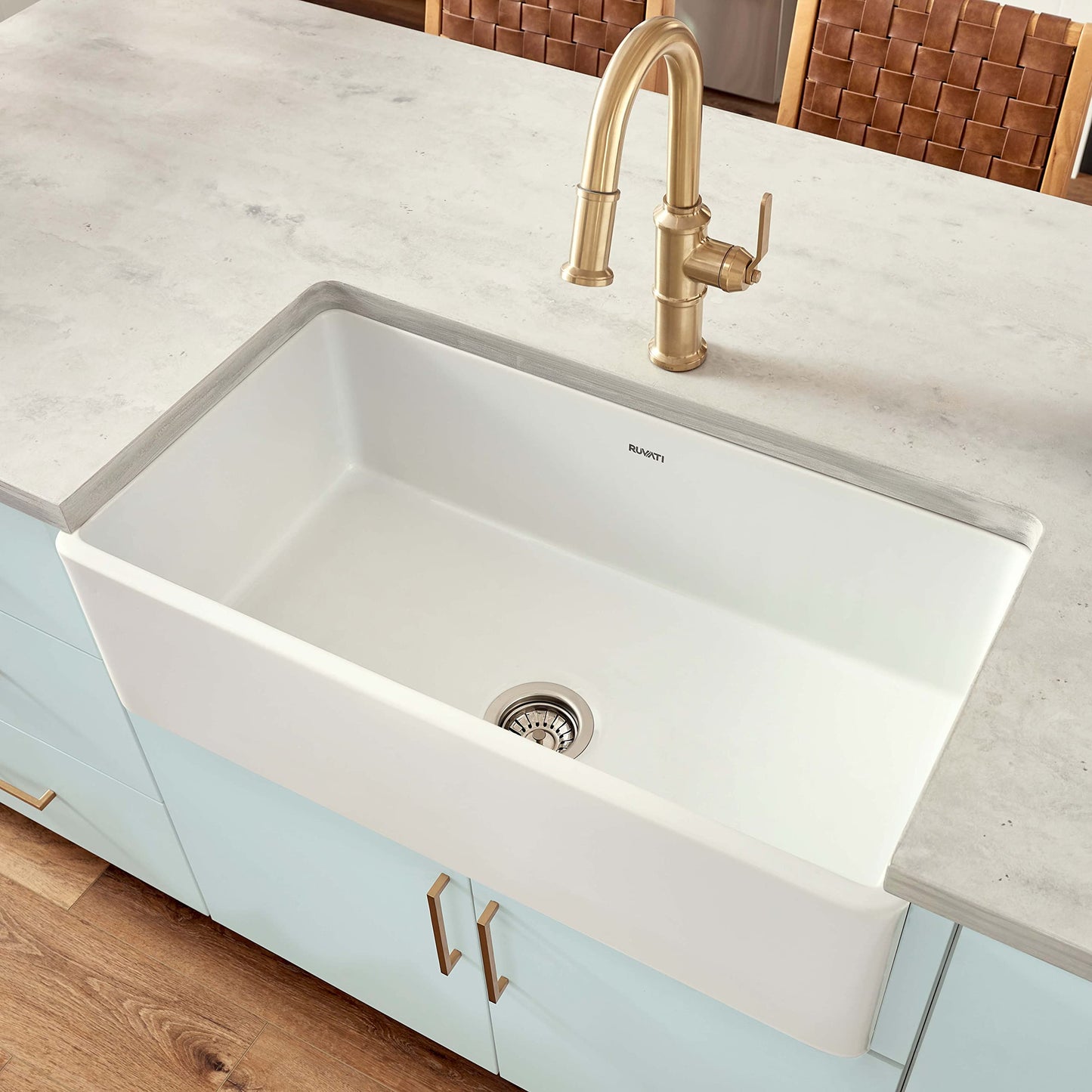 Ruvati 33 x 20 inch Fireclay Reversible Farmhouse Sink - Apron-Front Single Bowl Kitchen Sink - Resistant to High Temperatures - White - Made in ITALY - RVL2300WH