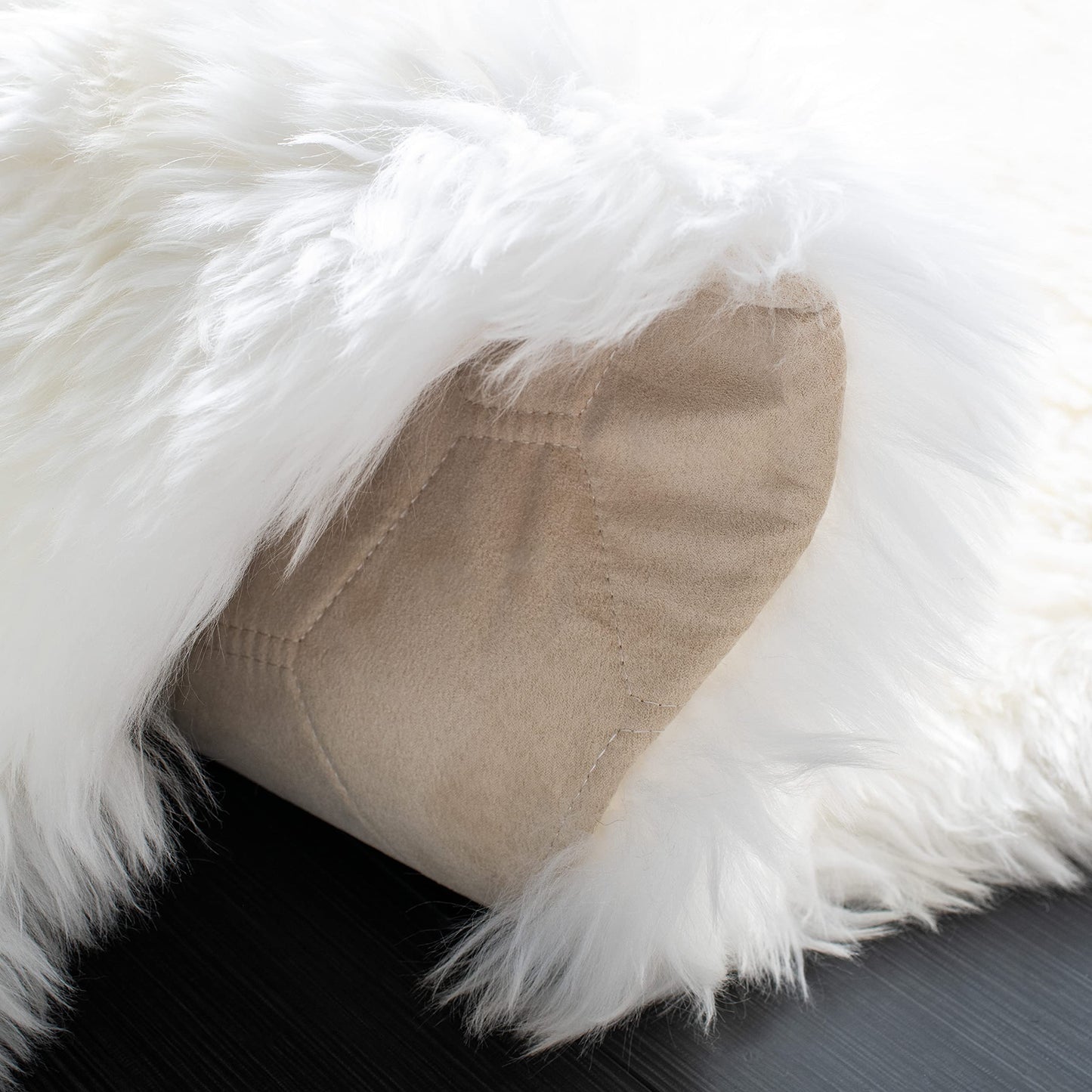 SAFAVIEH Sheep Skin Collection Area Rug - 5' x 8', Natural & White, Handmade Rustic Glam Genuine Pelt, 3.4-inch Thick Ideal for High Traffic Areas in Living Room, Bedroom (SHS211A)