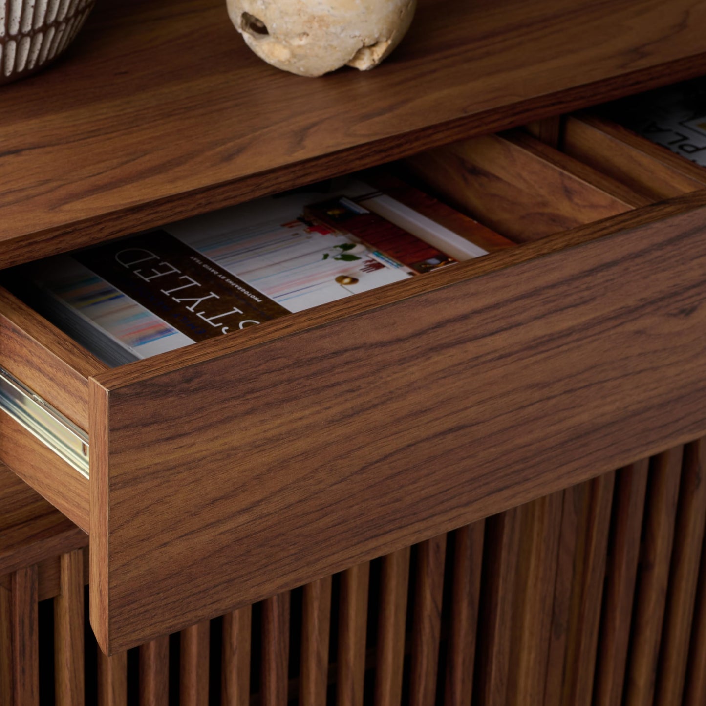 SAFAVIEH Home Collection - Quaid 1-Drawer 2-Door Nightstand Table with Interior Shelves, Walnut & Brass Bedside Storage (NST3104A)