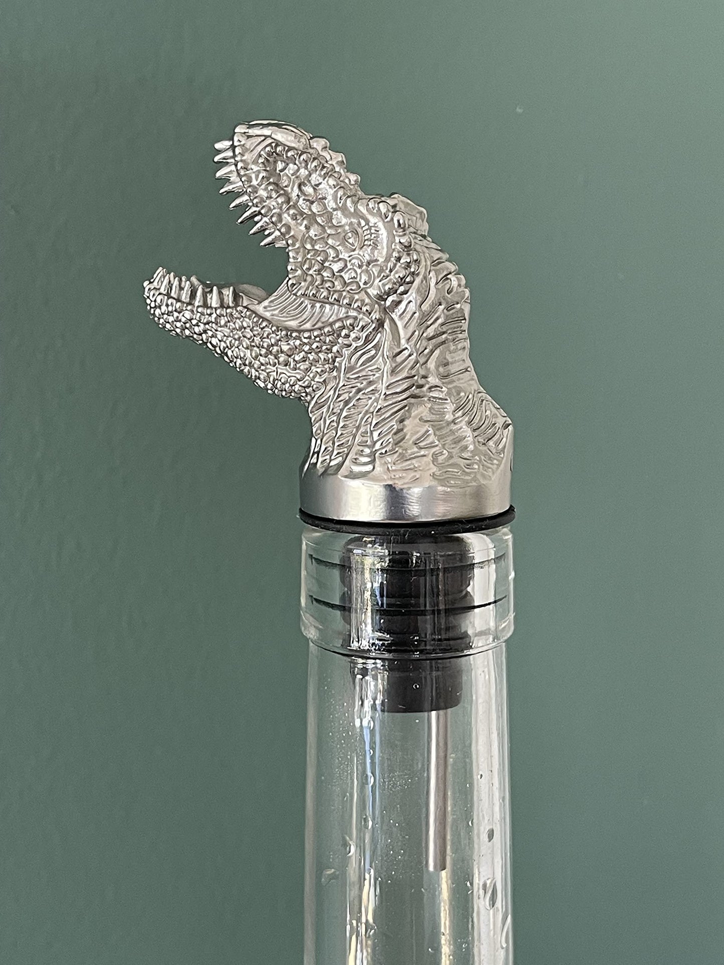 T-Rex Wine Aerator Pourer Spout – Funny Dinosaur Wine Gift for Men & Women – Novelty Animal Wine Accessory for Parties & Home Bar