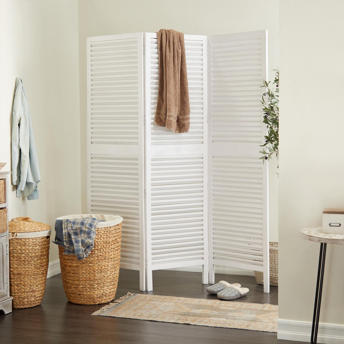 Deco 79 Mango Wood Partition Room Divider Screen Hinged Foldable Partition 3 Panel Privacy Screen with Carved Design, Room Partition 60" x 1" x 70", White