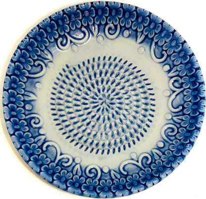 BonCera, All-in-one Premium Ceramic Garlic Grater Plate 4-Piece Set - Blue Embossed Design and Style - For Garlic, Ginger, Chocolate, and more! - Comes with 5.25" Plate, Peeler, Brush, and Stand