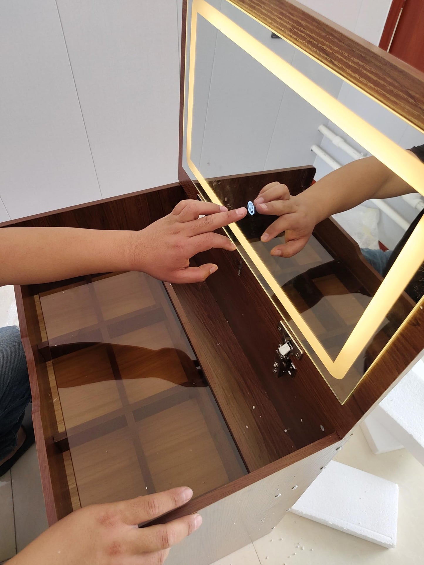 KEIKI 3 in 1 Vanity Desk with Plip Top Mirror, Make Up Vanity Set with 3 Drawers, Dressing Table with Stool for Bedroom, Walnut