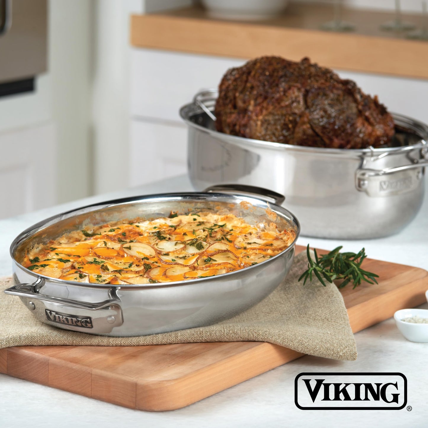 Viking 3-Ply Oval Roasting Pan, 8.5 Quart, Stainless Steel Kitchen Cookware with Metal Induction Lid and Rack, Great for Turkey, Dishwasher and Oven Safe, Silver