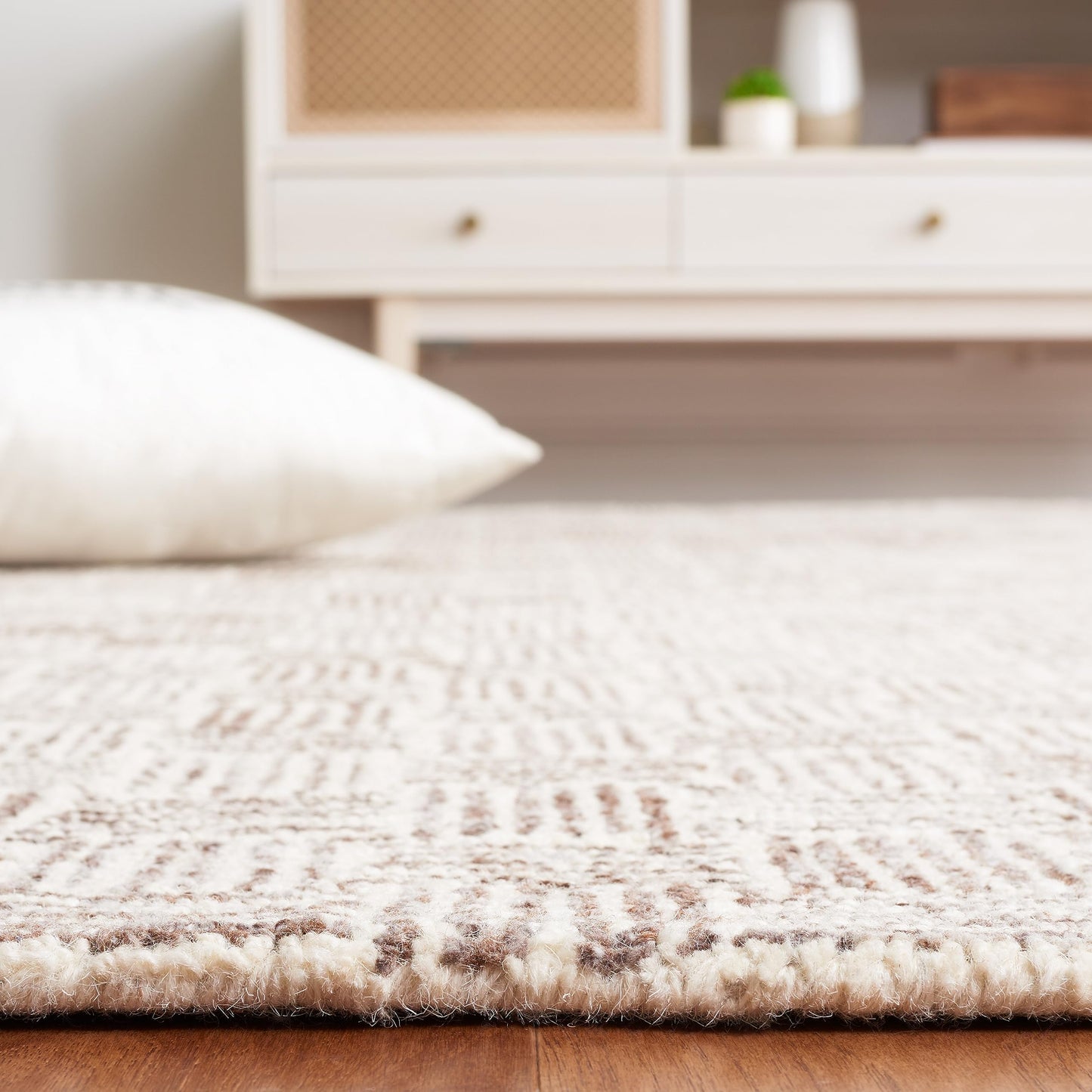 SAFAVIEH Area Rug 8x10 - Micro-Loop Collection - Large - Brown & Ivory, Handmade Wool, Geometric Design, Ideal for Living Room, Bedroom, Office, Dining Space (MLP537T)