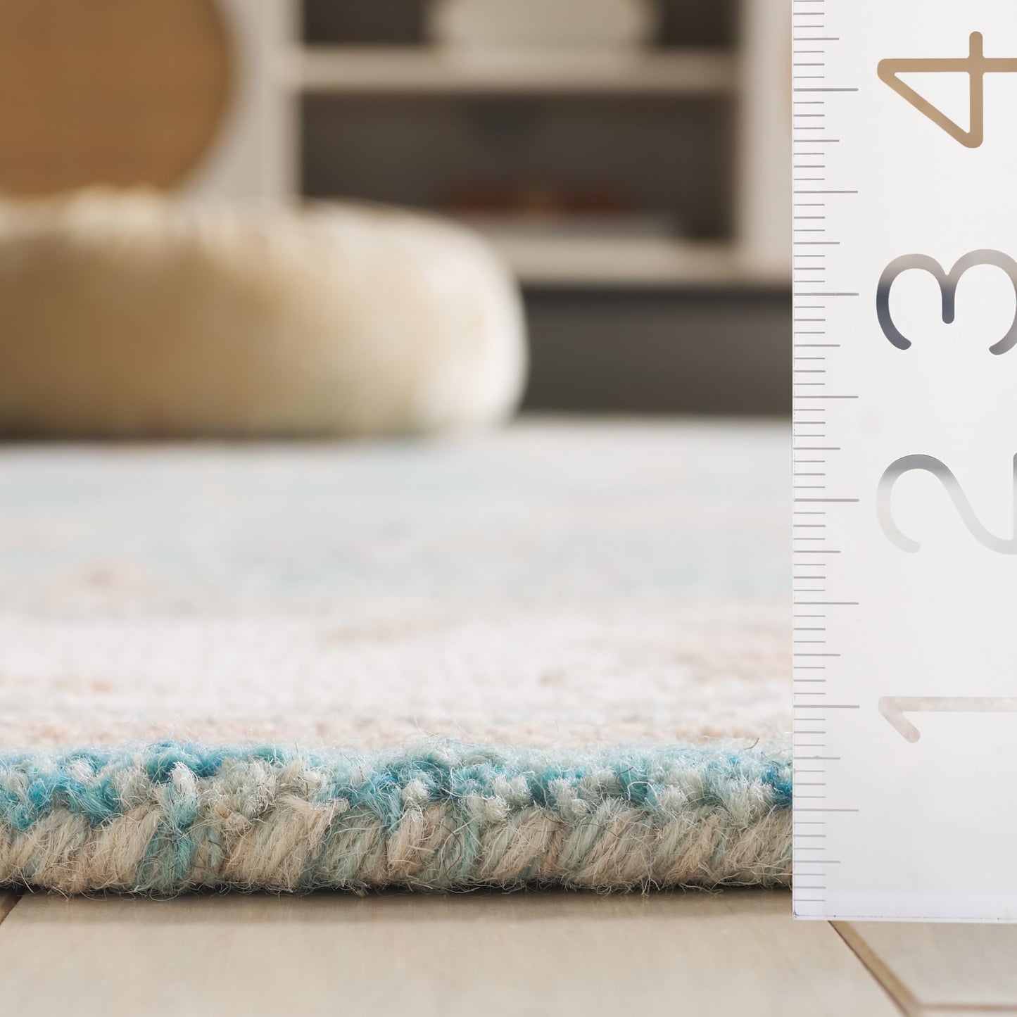 SAFAVIEH Area Rug 8x10 - Heritage Collection - Large - Light Blue & Ivory, Handmade Wool, Ideal for Living Room, Bedroom, Dining Space (HG125M)