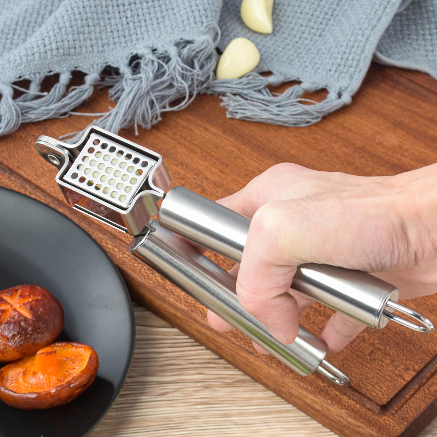 Garlic Press Stainless Steel Heavy Duty | Ergonomic Easy-Press Garlic Mincer for Arthritis & Weak Hands | Easy to Clean, Dishwasher Safe Manual Garlic Crusher for Home Kitchen
