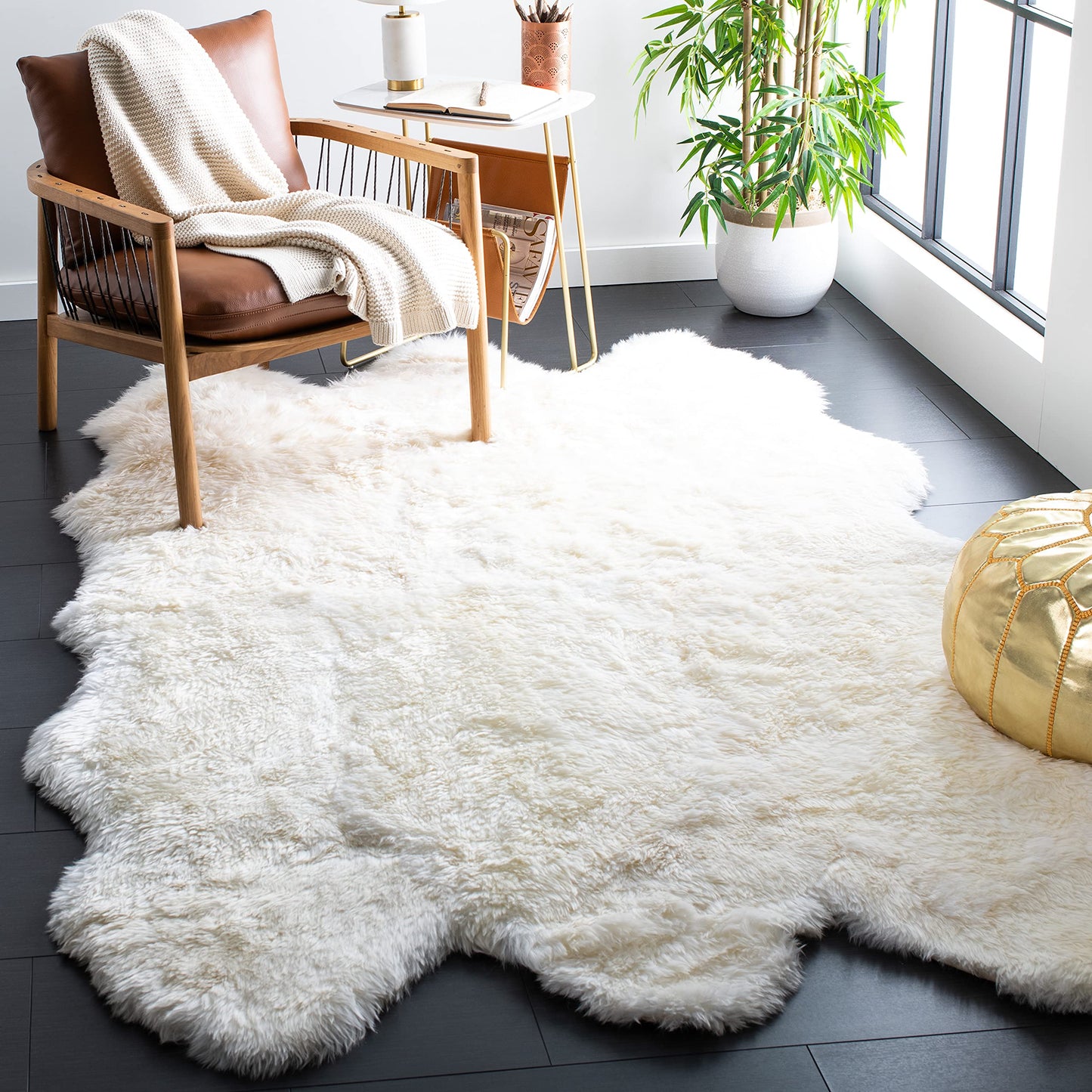 SAFAVIEH Sheep Skin Collection Area Rug - 5' x 8', Natural & White, Handmade Rustic Glam Genuine Pelt, 3.4-inch Thick Ideal for High Traffic Areas in Living Room, Bedroom (SHS211A)