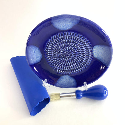 BonCera, All-in-one Premium Ceramic Garlic Grater Plate 4-Piece Set - Blue Cross Glazed Design and Style - For Garlic, Ginger, Chocolate, and more! - Comes with 5.25" Plate, Peeler, Brush, and Stand