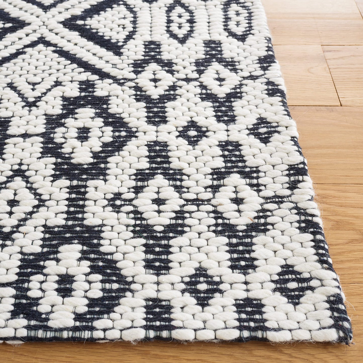 SAFAVIEH Area Rug 8x10 - Vermont Collection - Large - Ivory & Black, Handmade Wool, Ideal for Living Room, Bedroom, Office, Dining Space (VRM151Z)