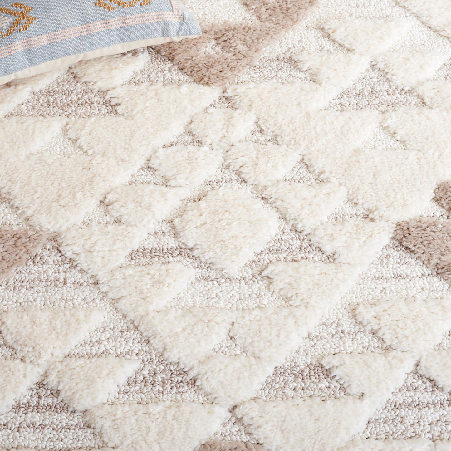 SAFAVIEH Area Rug 8x10 - Moroccan Tassel Shag Collection - Large - Ivory & Beige, Non-Shedding & Easy to Clean, Plush High-Low Texture, Ideal for Living Room, Bedroom, Dining Space (MTS688B)