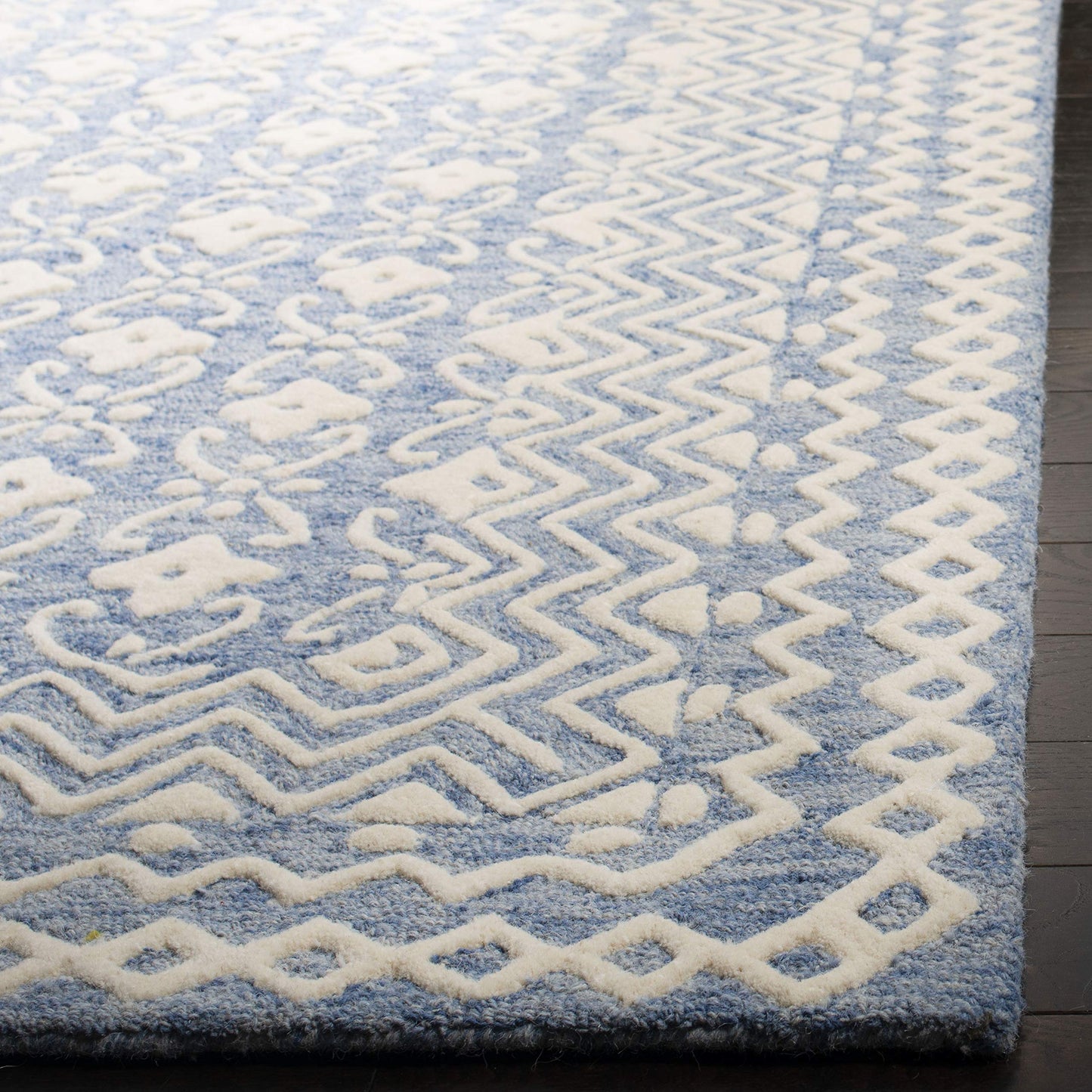 SAFAVIEH Blossom Collection Area Rug - 6' x 9', Blue & Ivory, Handmade Wool, Ideal for High Traffic Areas in Living Room, Bedroom (BLM114M)