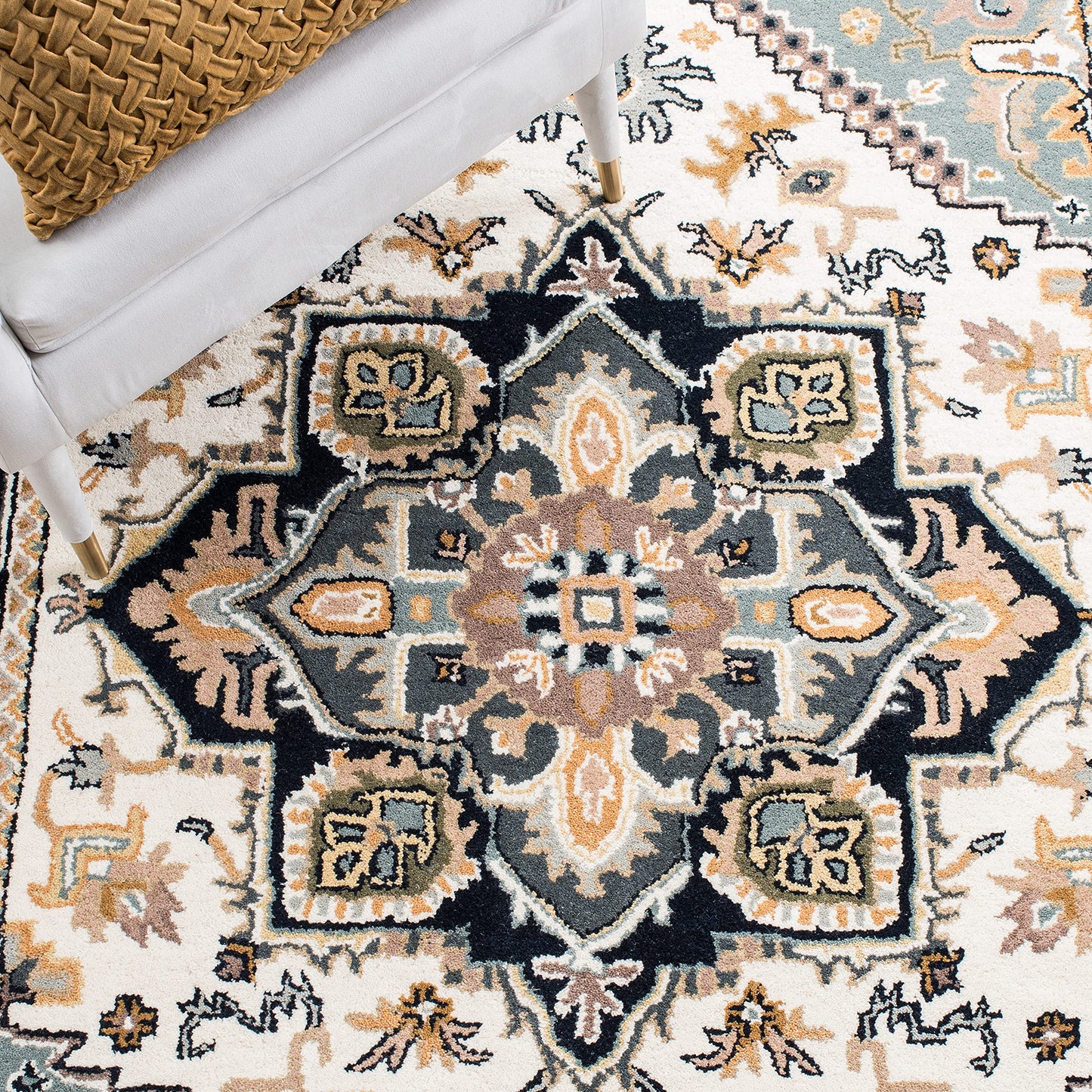 SAFAVIEH Area Rug 10x14 - Heritage Collection - Large - Grey & Green, Handmade Wool, Traditional Oriental Medallion Design, Ideal for Living Room, Bedroom, Dining Space (HG625W)