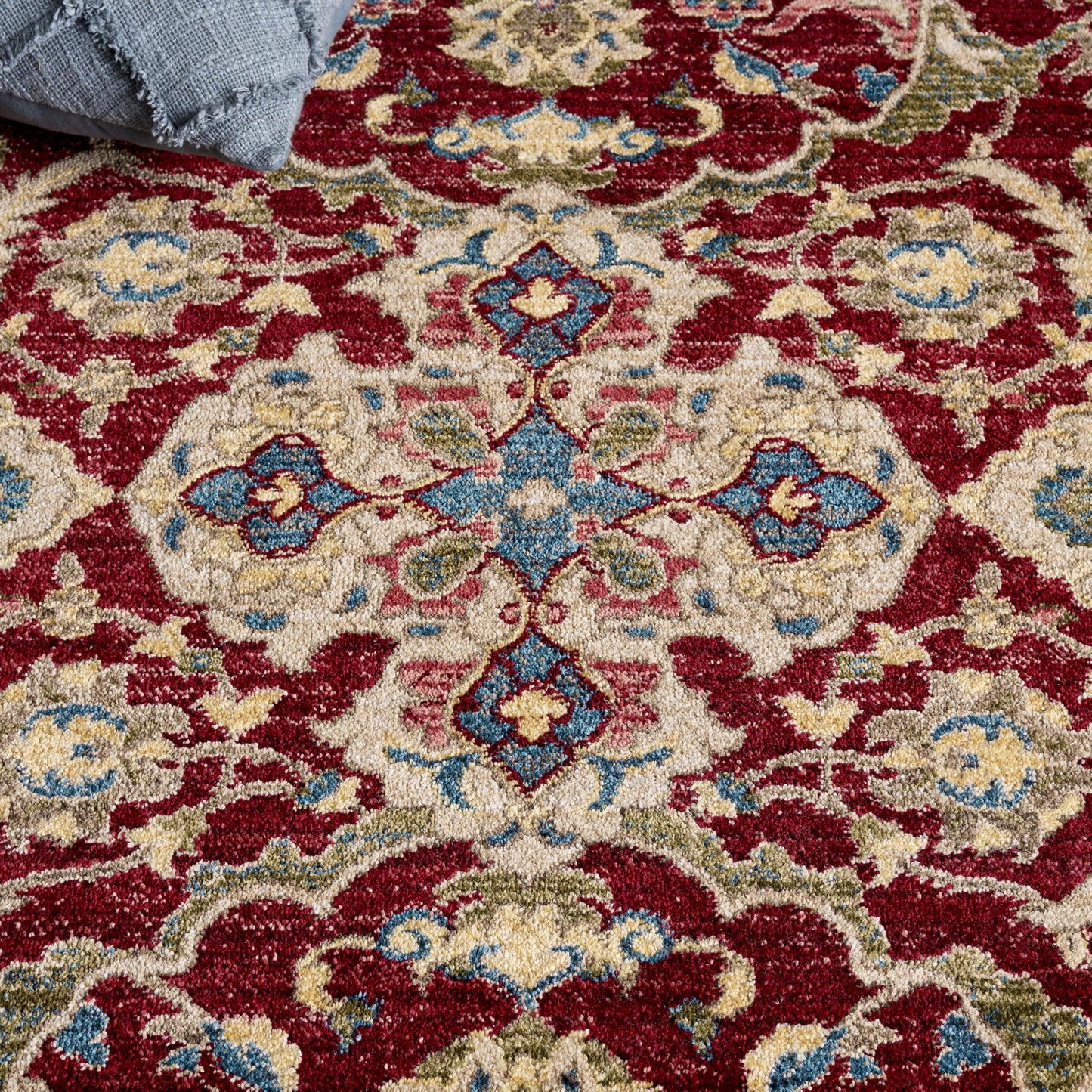 SAFAVIEH Area Rug 8x10 - Kashan Collection - Large - Red & Blue, Traditional Oriental Design, Non-Shedding & Easy Cleaning, Ideal for Living Room, Bedroom, Office, Dining Space (KSN307Q)