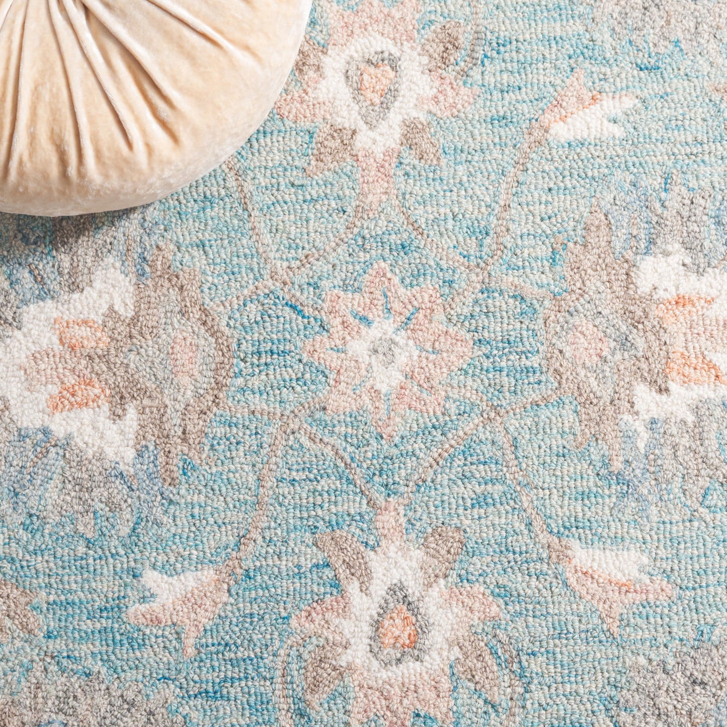 SAFAVIEH Area Rug 8x10 - Heritage Collection - Large - Light Blue & Ivory, Handmade Wool, Ideal for Living Room, Bedroom, Dining Space (HG125M)