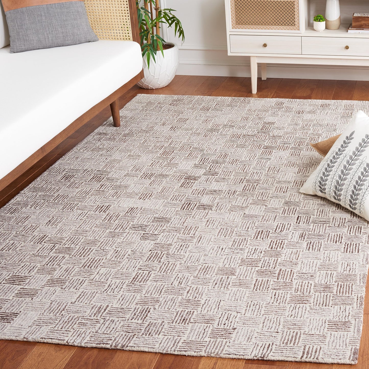 SAFAVIEH Area Rug 8x10 - Micro-Loop Collection - Large - Brown & Ivory, Handmade Wool, Geometric Design, Ideal for Living Room, Bedroom, Office, Dining Space (MLP537T)