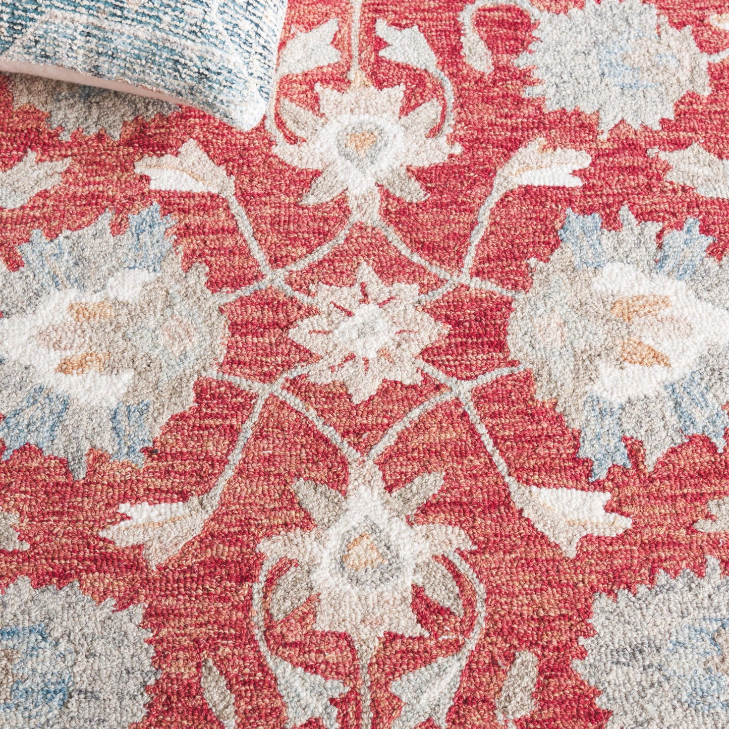 SAFAVIEH Area Rug 8x10 - Heritage Collection - Large - Red & Ivory, Handmade Wool, Ideal for Living Room, Bedroom, Dining Space (HG125Q)