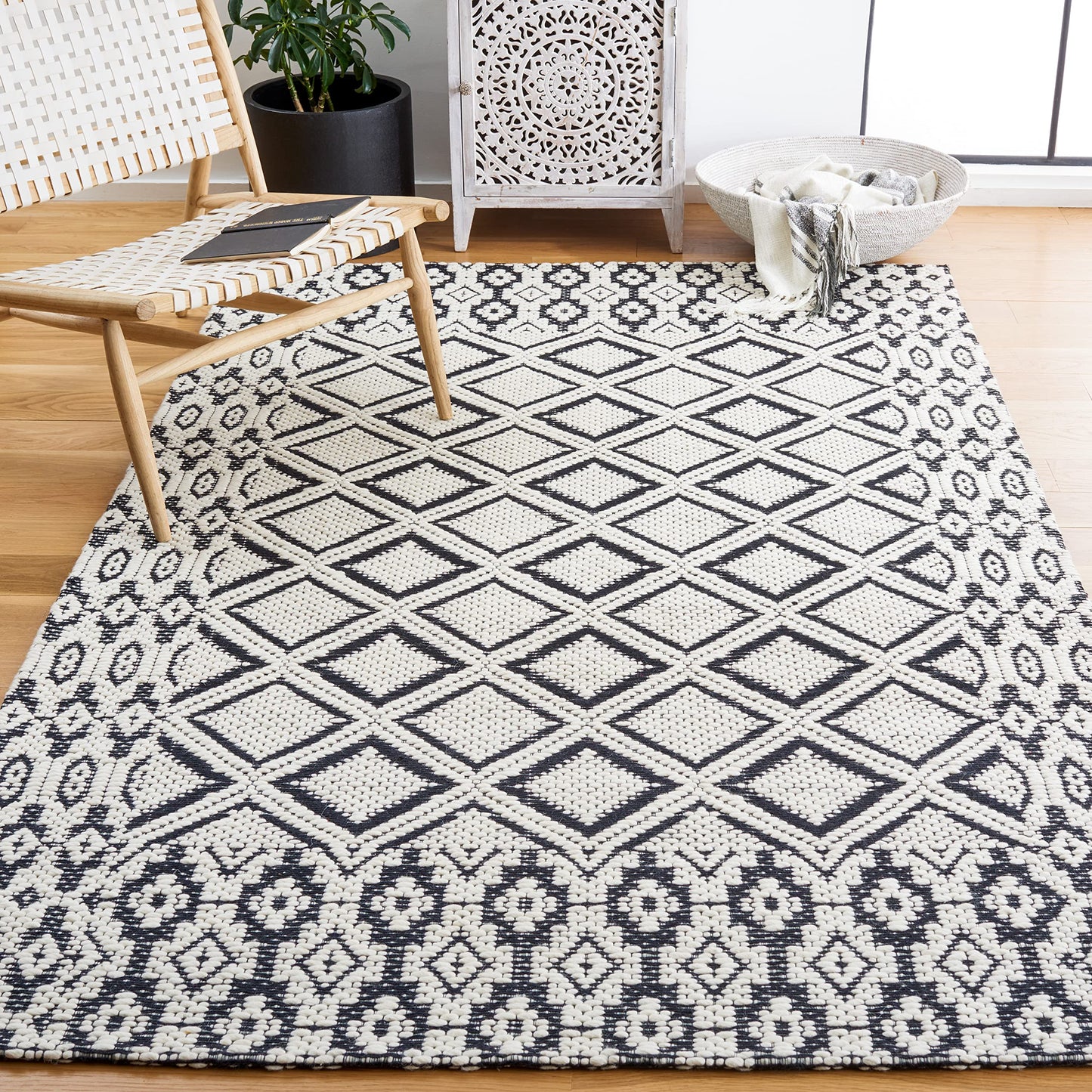 SAFAVIEH Area Rug 8x10 - Vermont Collection - Large - Ivory & Black, Handmade Wool, Ideal for Living Room, Bedroom, Office, Dining Space (VRM151Z)
